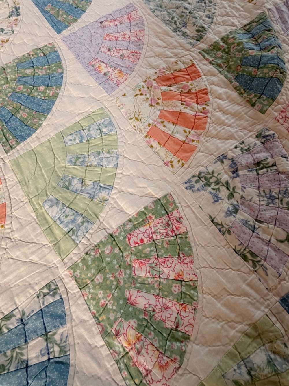 Vintage Handmade Patchwork Quilt Cottagecore Floral Fan Quilt 92x83 Pastel Scall - Picture 3 of 5